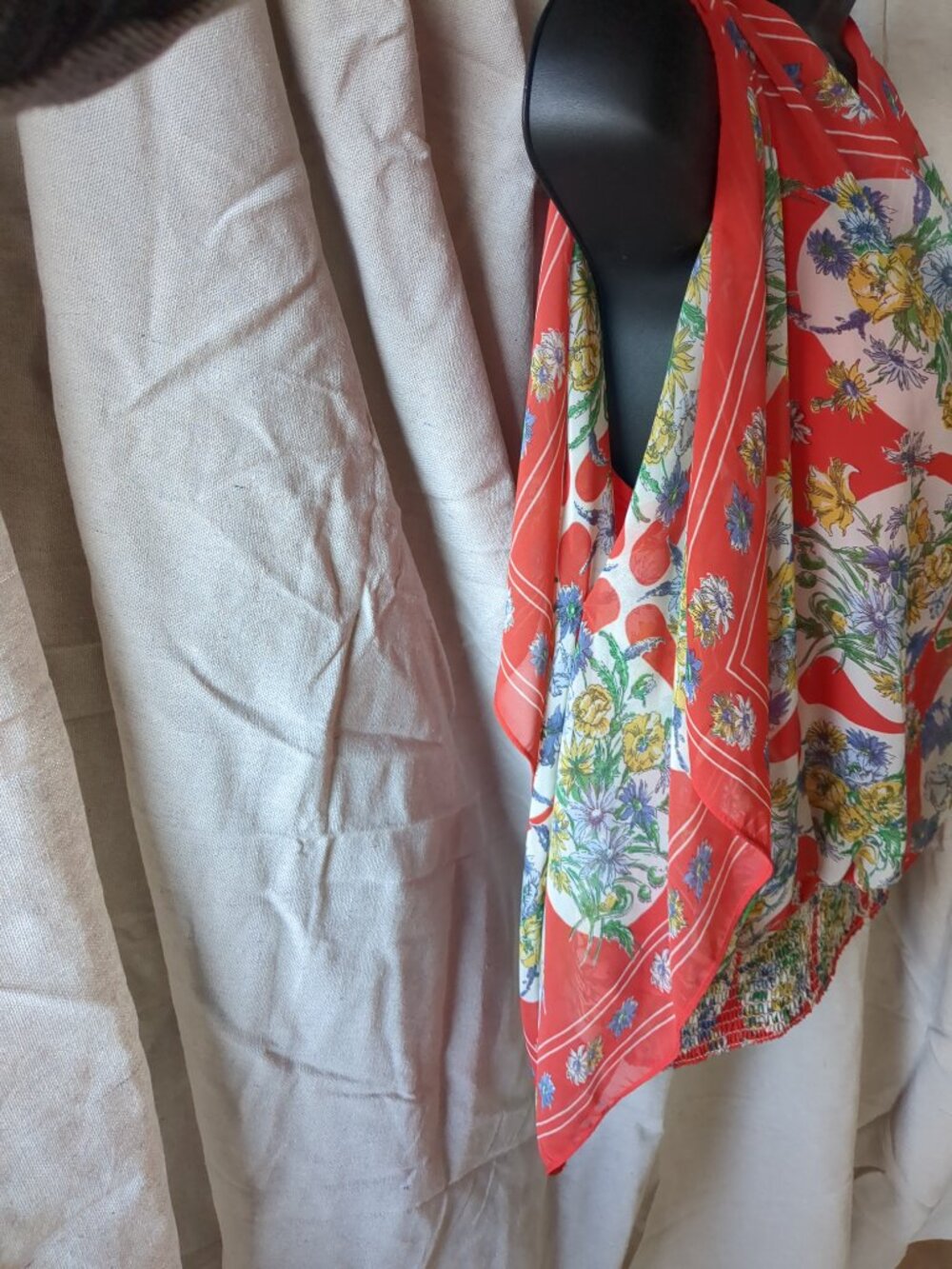 Med Flowered Blouse / Top with Split Sleeves  / Peek a Boo - Picture 4 of 14